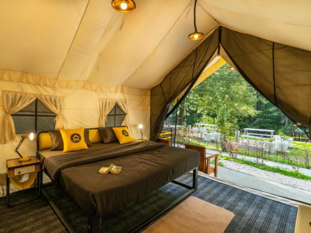 Postel nebo postele na pokoji v ubytování The Hosteller Kasol, Riverside
