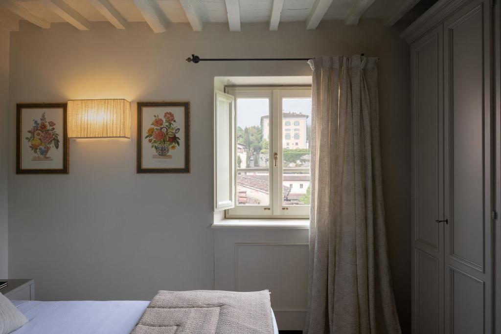 sypialnia z łóżkiem i oknem w obiekcie Il Borro Relais & Châteaux w mieście San Giustino Valdarno