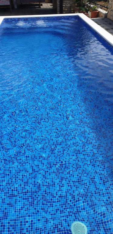 Bazén v ubytování Apartments Slavica Trogir nebo v jeho okolí