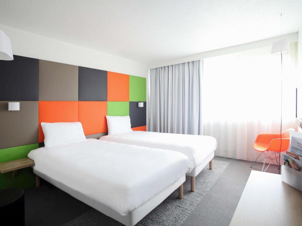 Postel nebo postele na pokoji v ubytování ibis Styles Nancy Sud