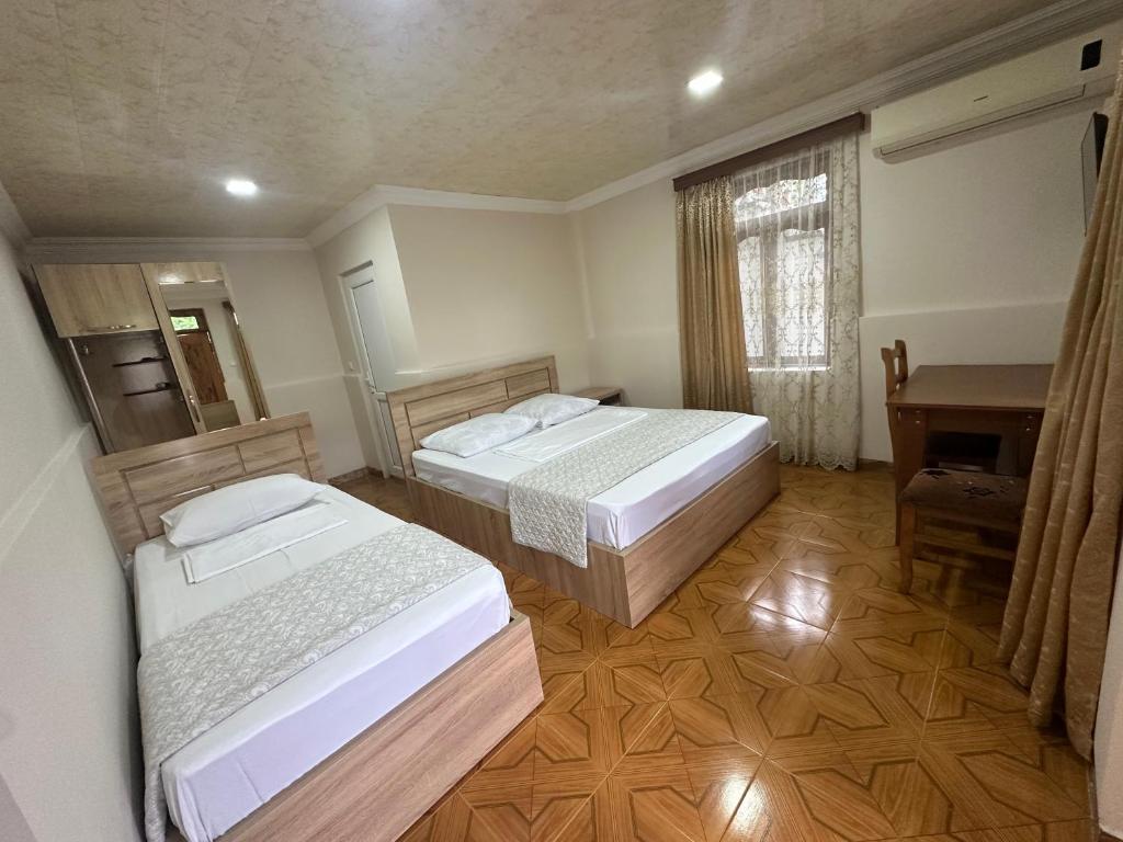 Postel nebo postele na pokoji v ubytování Linda Guest house
