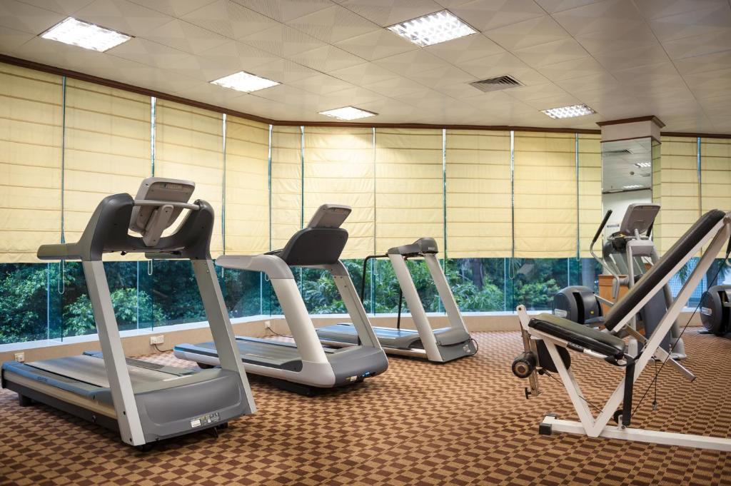 Fitness centrum a/nebo fitness zařízení v ubytování Ramada by Wyndham Pearl Guangzhou-Canton Fair Free Shuttle Bus
