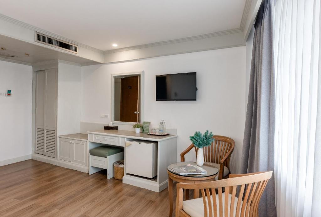 TV a/nebo společenská místnost v ubytování Dhevaraj Hotel