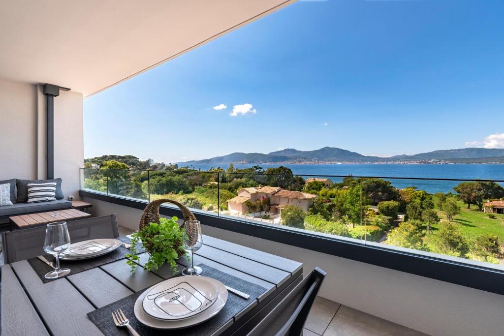 une salle à manger avec une table et une grande fenêtre dans l'établissement A Sereina - appt climatisé proche de la plage, à Grosseto-Prugna