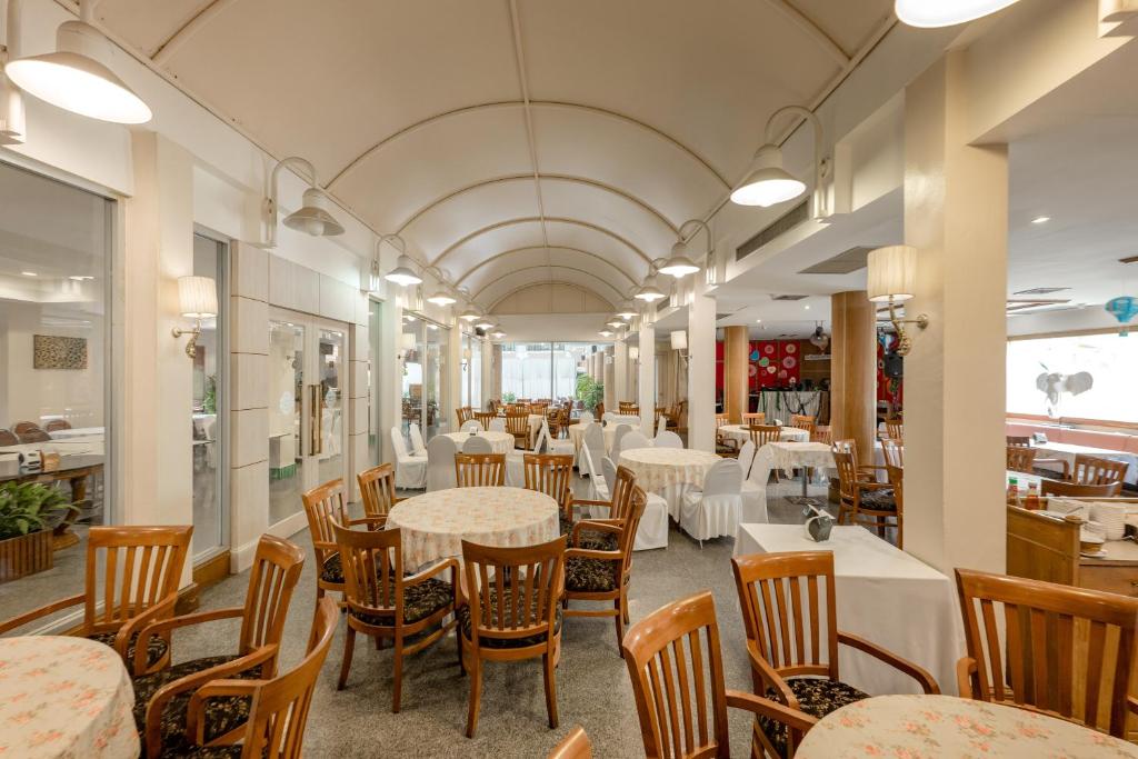 Restaurace v ubytování Dhevaraj Hotel