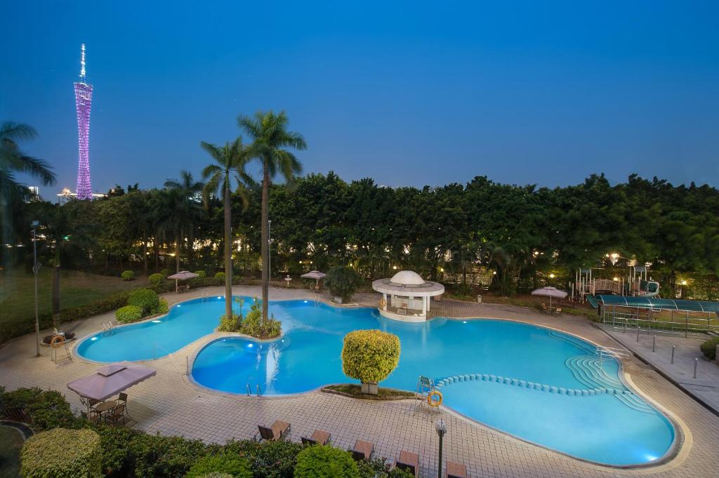Bazén v ubytování Ramada by Wyndham Pearl Guangzhou-Canton Fair Free Shuttle Bus nebo v jeho okolí