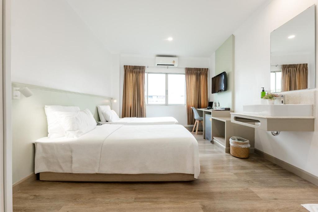 Postel nebo postele na pokoji v ubytování Dhevaraj Hotel