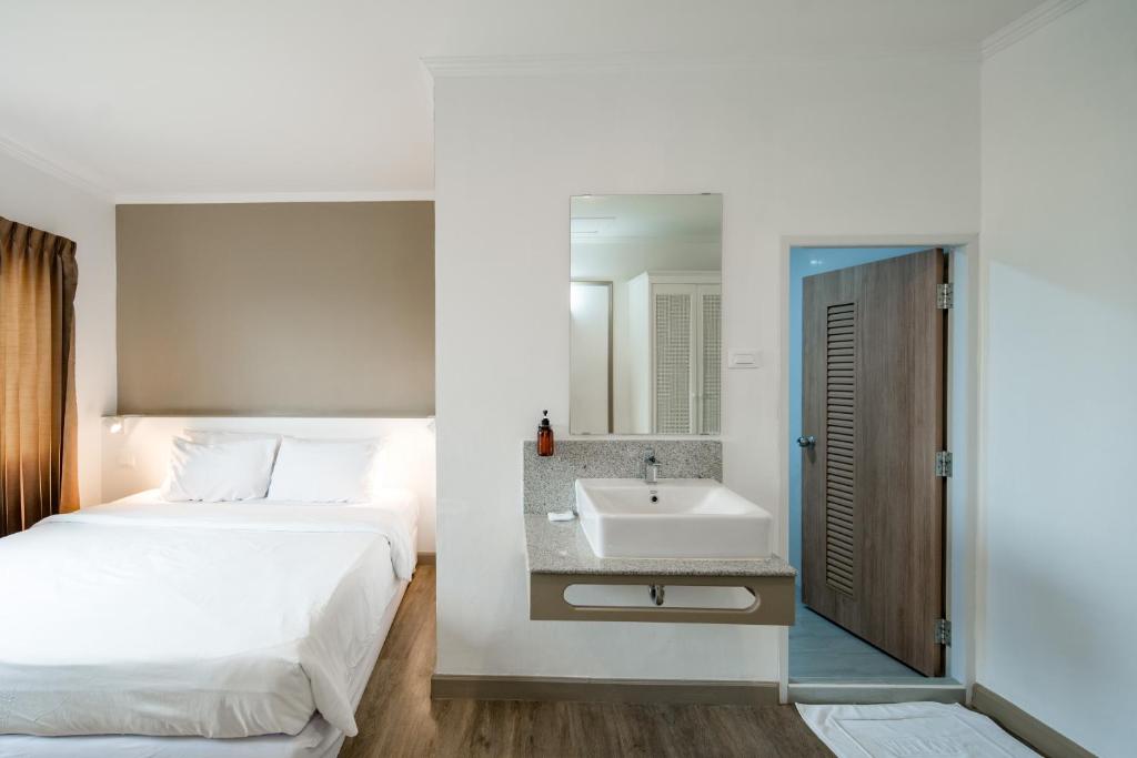 Postel nebo postele na pokoji v ubytování Dhevaraj Hotel