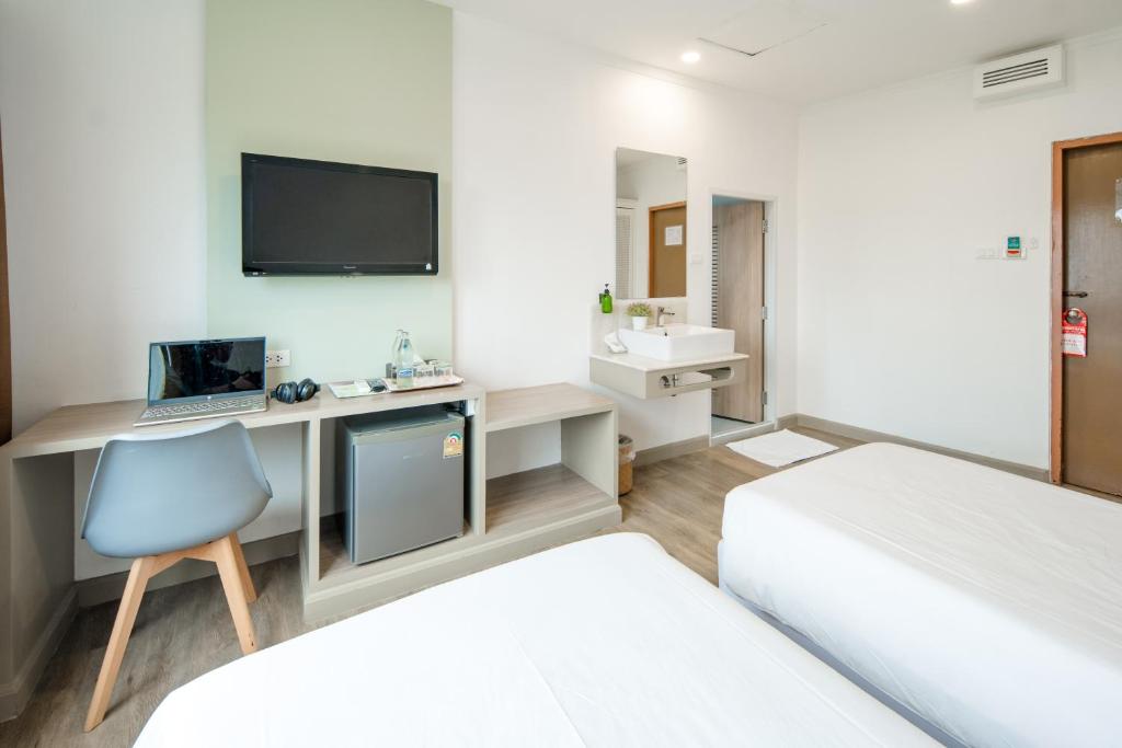 TV a/nebo společenská místnost v ubytování Dhevaraj Hotel