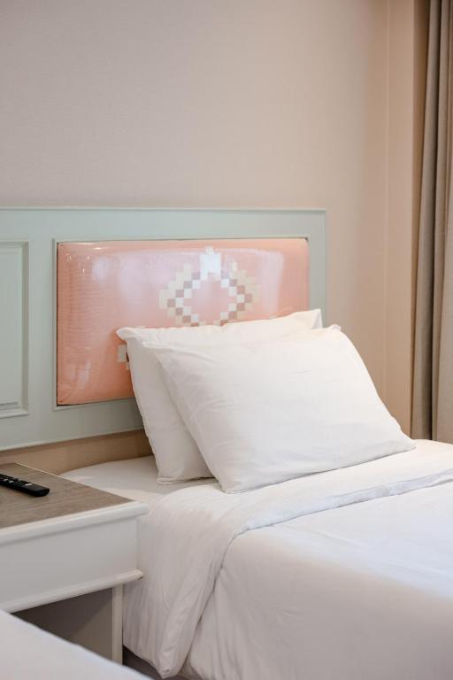 Postel nebo postele na pokoji v ubytování Dhevaraj Hotel