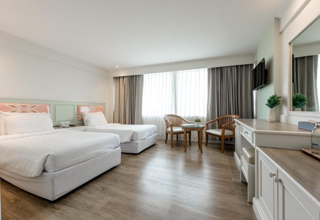 Postel nebo postele na pokoji v ubytování Dhevaraj Hotel