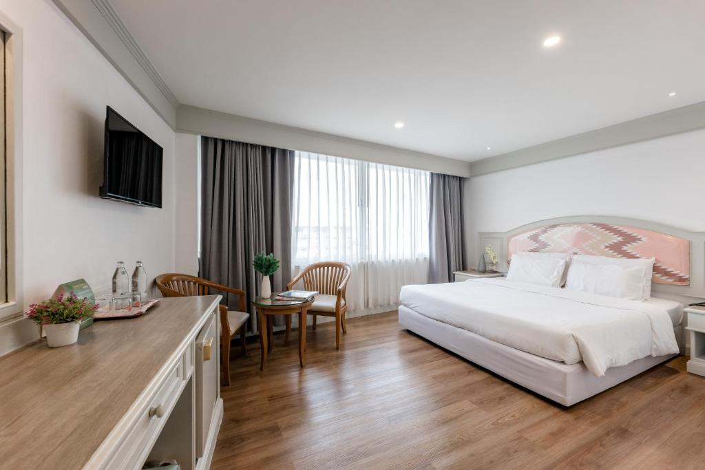 Postel nebo postele na pokoji v ubytování Dhevaraj Hotel