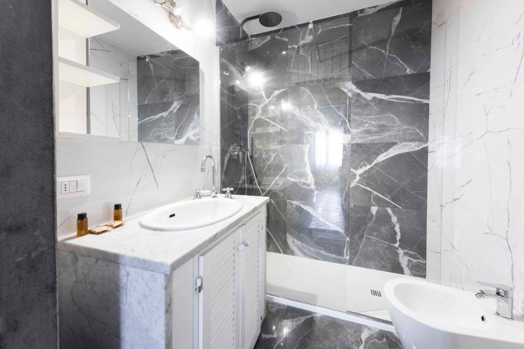 A bathroom at San Niccolò Loft by Mmega