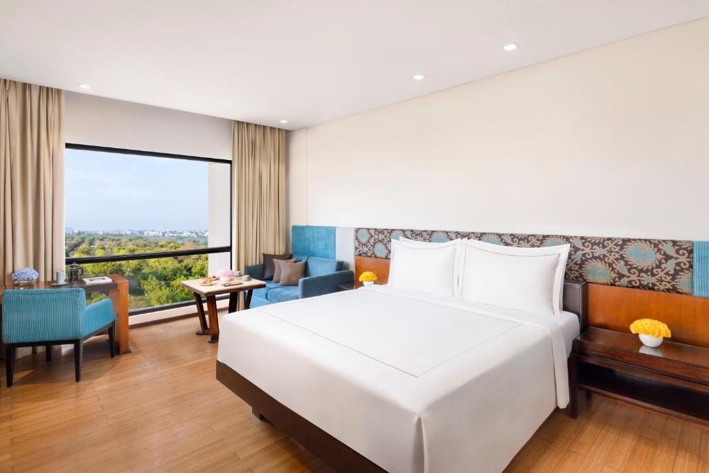 Postel nebo postele na pokoji v ubytování Taj Surajkund Resort & Spa, Delhi NCR