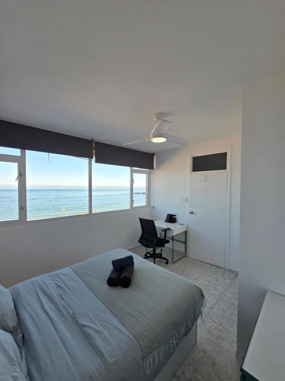 Katil atau katil-katil dalam bilik di New! Gibraltar Beachfront Apartment, Sleeps 3