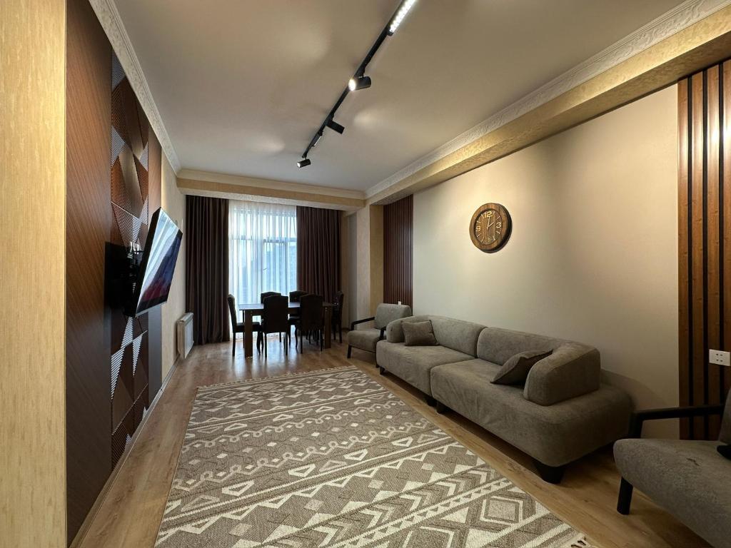 لابی و فضای عمومی Modern style apartment on the Haydar Aliyev center - تصویر ۵