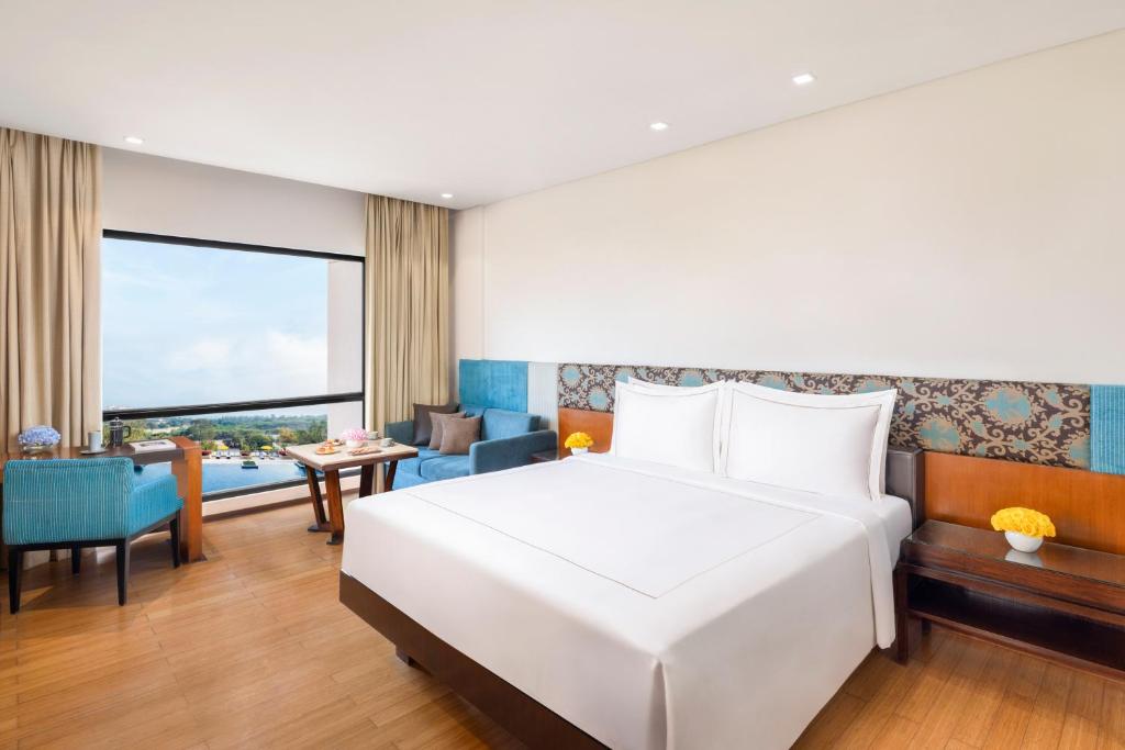 Postel nebo postele na pokoji v ubytování Taj Surajkund Resort & Spa, Delhi NCR