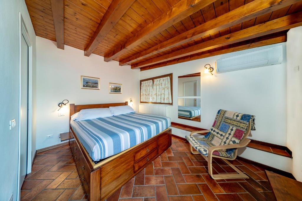 una camera da letto con un letto e una sedia di Charming Bellagio a Bellagio