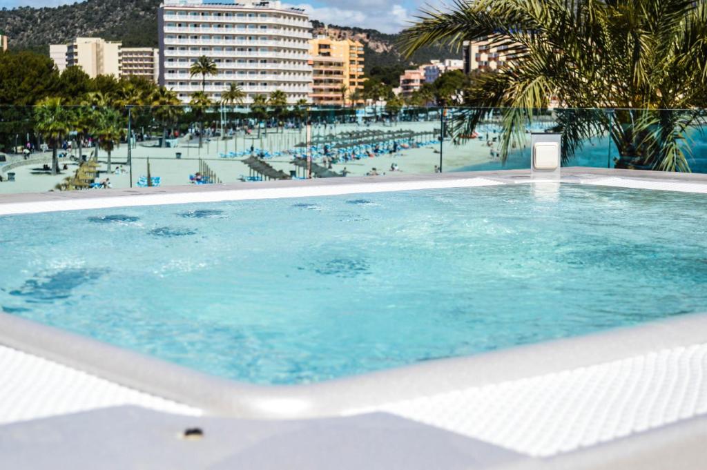 Bazén v ubytování Seramar Hotel Comodoro Playa nebo v jeho okolí
