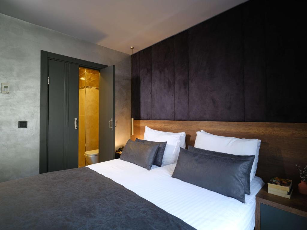 Postel nebo postele na pokoji v ubytování SennaCity Hotel