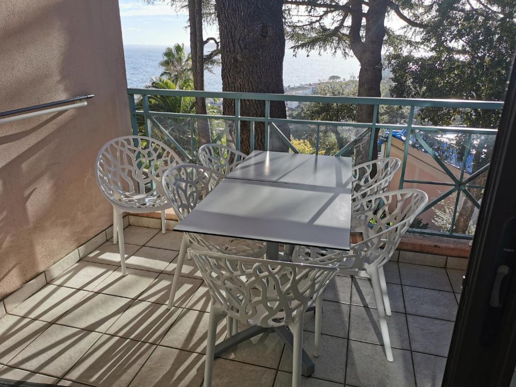 Balkón alebo terasa v ubytovaní Appartement rénové, piscine à débordement, vue mer