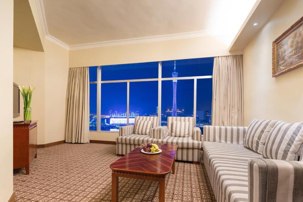 Posezení v ubytování Ramada by Wyndham Pearl Guangzhou-Canton Fair Free Shuttle Bus