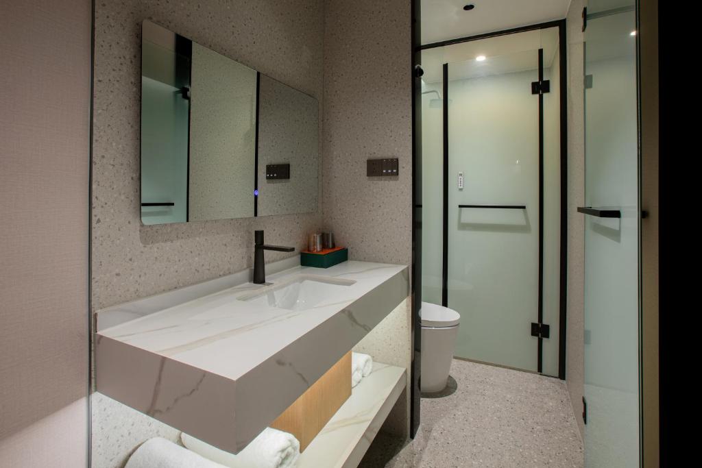 Koupelna v ubytování ME Hotel