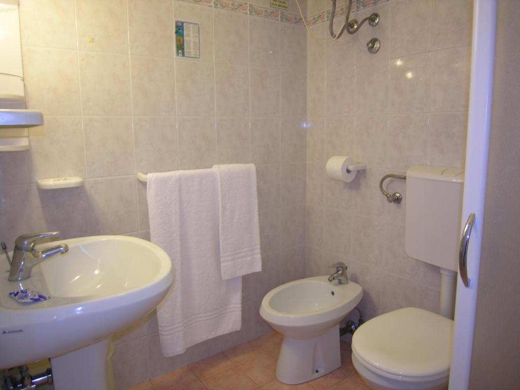 Koupelna v ubytování Hotel Garni Tahiti