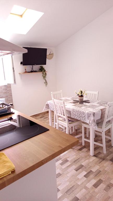 Televízia a/alebo spoločenská miestnosť v ubytovaní Apartmani Mirko Rovinj