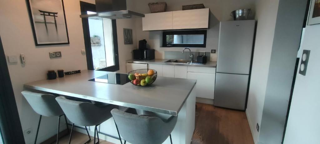 a kitchen with a counter with a bowl of fruit on it at Maison 5 personnes Piscine 10min Stade Vélodrome in Marseille