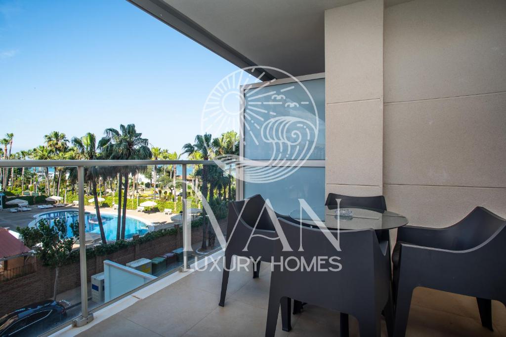 a balcony with a table and chairs and a view of a pool at Casa Yuliia Ivan Luxury Homes 2ªPlta Norte 1ªLinea in Oropesa del Mar