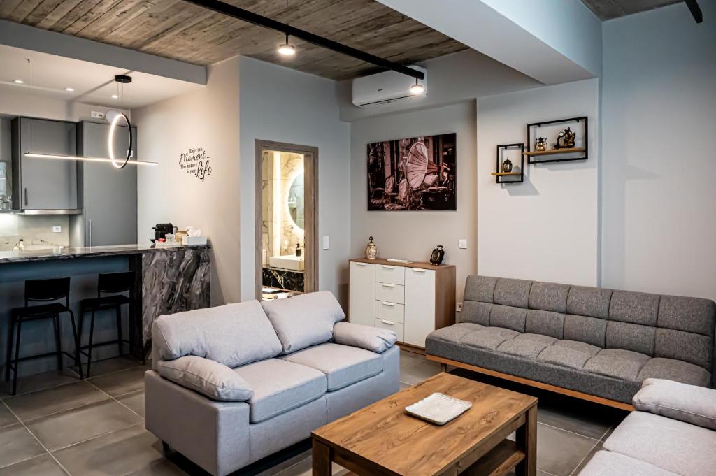 Vintage Road Apartment near Piraeus Ferry Port Area