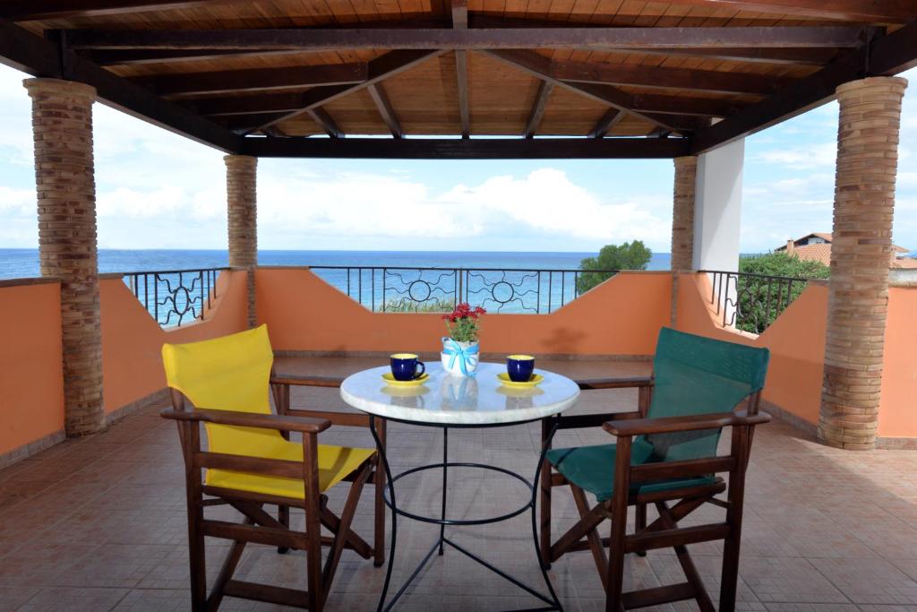 Balkón alebo terasa v ubytovaní Galini Beach Villa