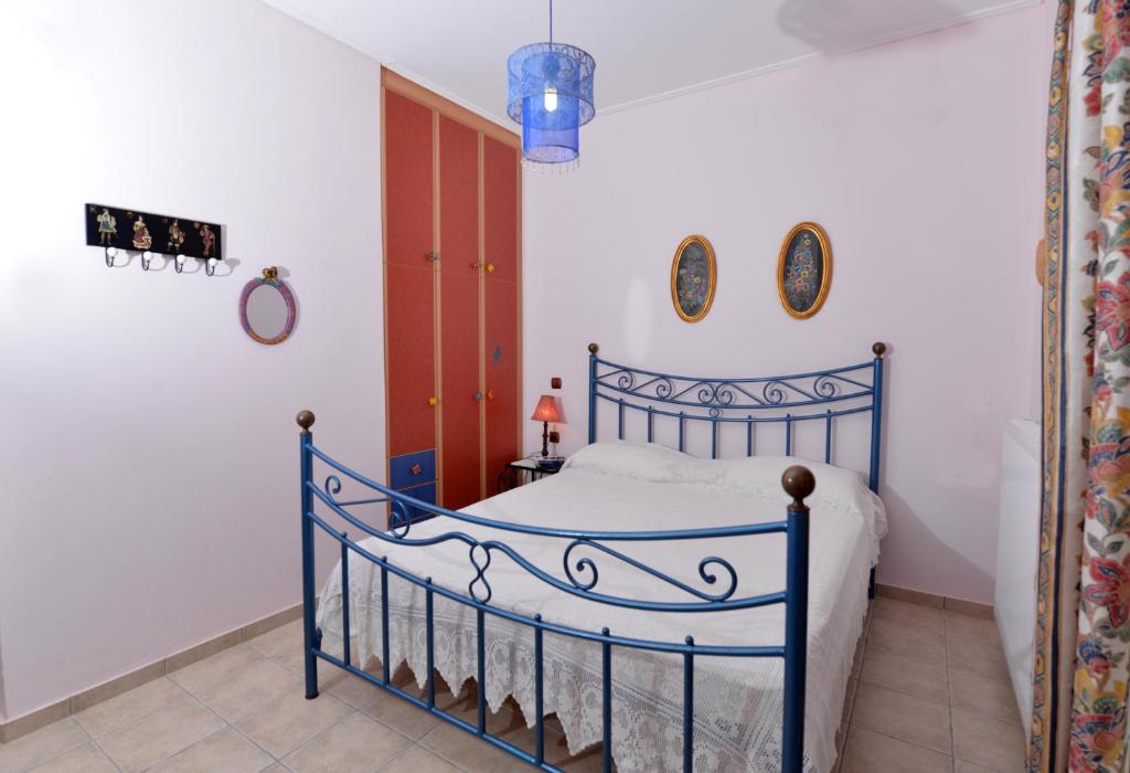 Posteľ alebo postele v izbe v ubytovaní Galini Beach Villa