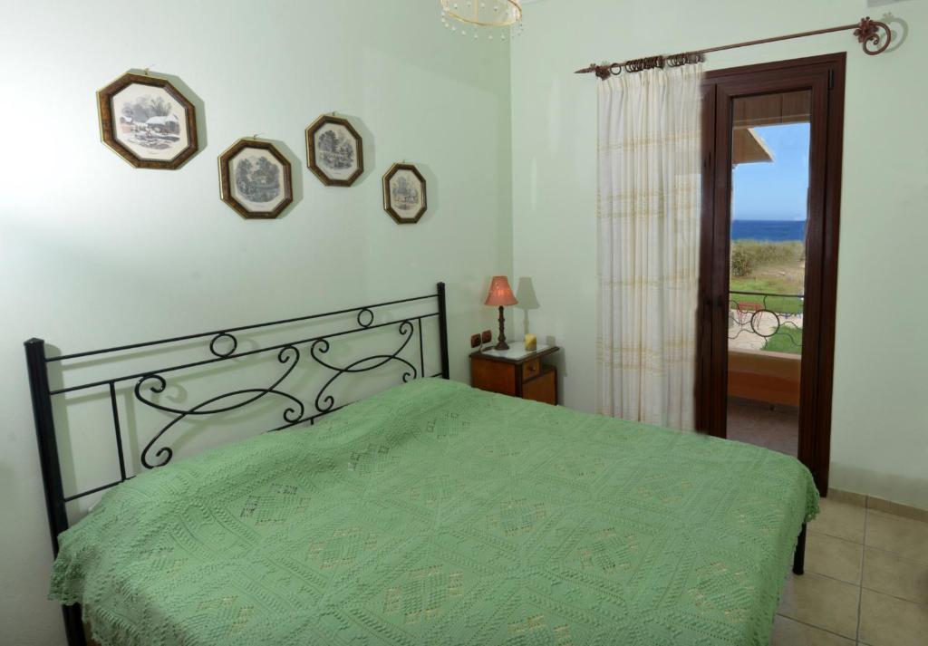 Posteľ alebo postele v izbe v ubytovaní Galini Beach Villa
