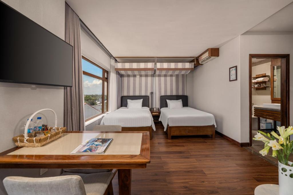 Postel nebo postele na pokoji v ubytování Hoi An Ocean Front Hotel