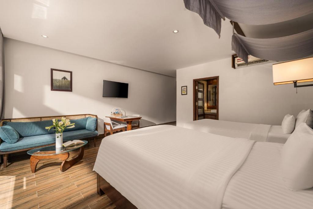 Postel nebo postele na pokoji v ubytování Hoi An Ocean Front Hotel
