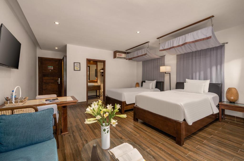 Postel nebo postele na pokoji v ubytování Hoi An Ocean Front Hotel