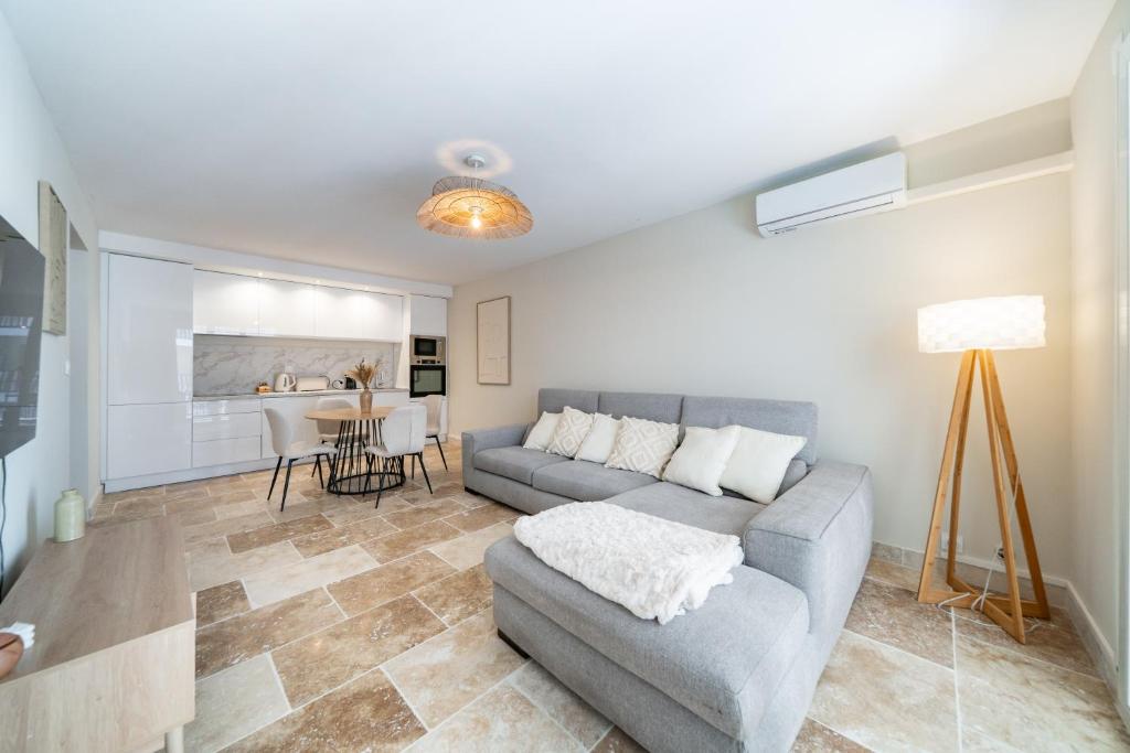 ein Wohnzimmer mit Sofa und Tisch in der Unterkunft Two Bedroom Appartment - Cannes in Cannes