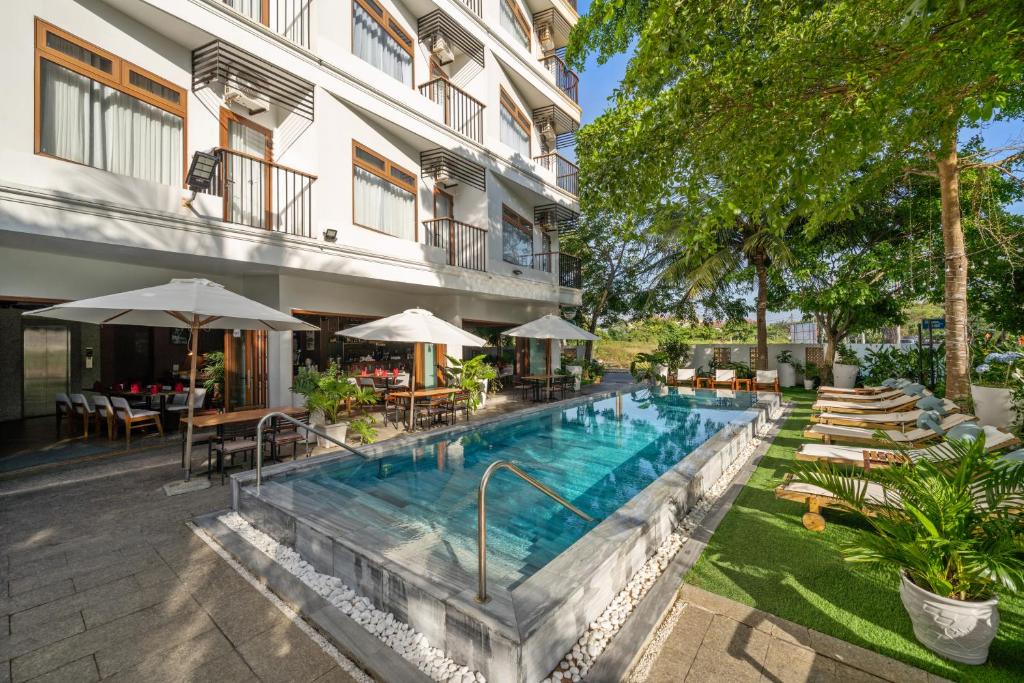 Bazén v ubytování Hoi An Ocean Front Hotel nebo v jeho okolí