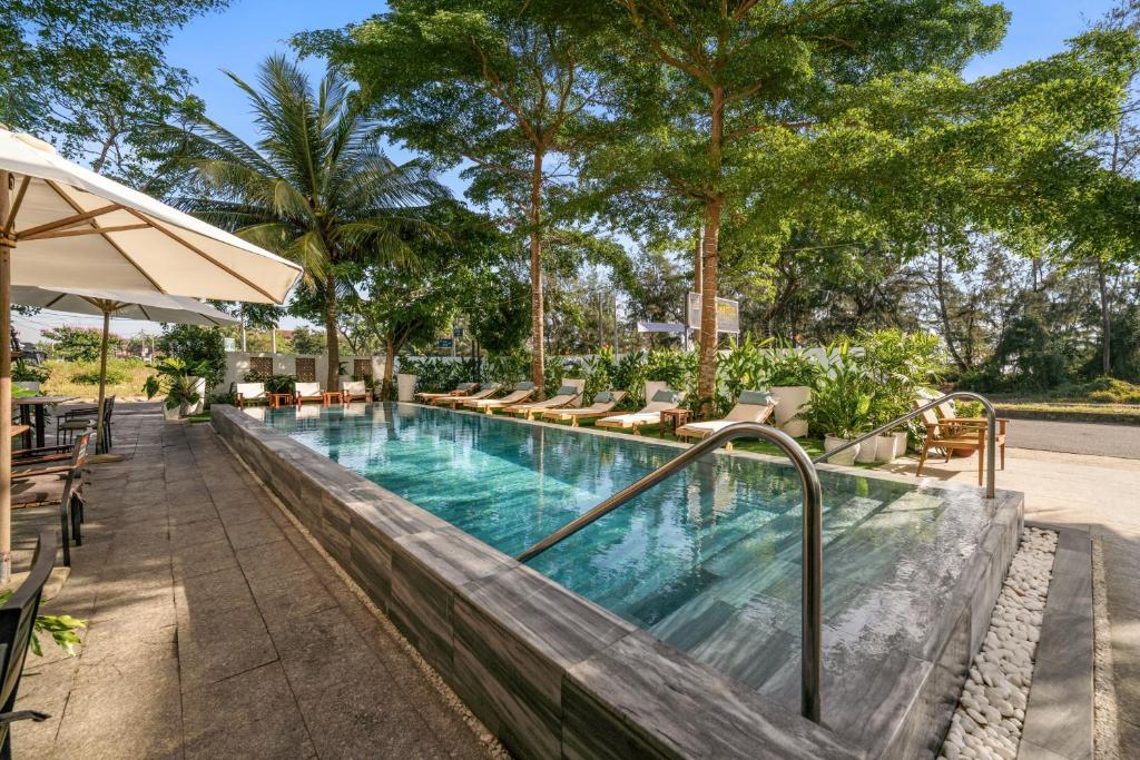 Bazén v ubytování Hoi An Ocean Front Hotel nebo v jeho okolí