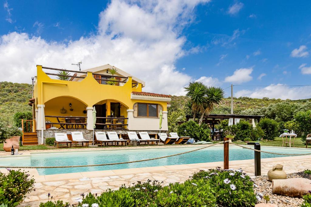 Πισίνα στο ή κοντά στο Villa Saige , piscina con idromassaggio