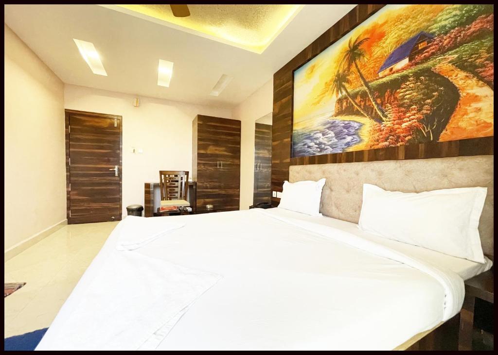 Postel nebo postele na pokoji v ubytování HOTEL R&R Near Sea Beach - Jagannath Temple - fully Air Conditioned hotel at Prime Location - Near Sea Beach and Temple - Hygiene & Spacious Room - with wifi- restaurant- LIFT- and- Parking- Luxuary Hotel