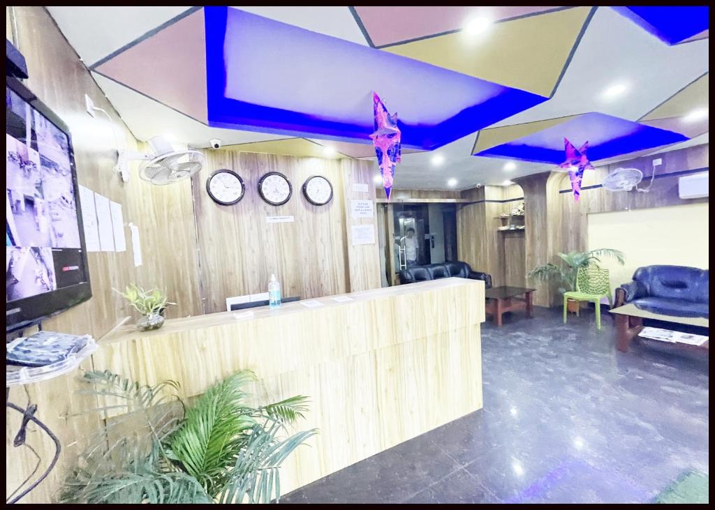 TV a/nebo společenská místnost v ubytování HOTEL R&R Near Sea Beach - Jagannath Temple - fully Air Conditioned hotel at Prime Location - Near Sea Beach and Temple - Hygiene & Spacious Room - with wifi- restaurant- LIFT- and- Parking- Luxuary Hotel