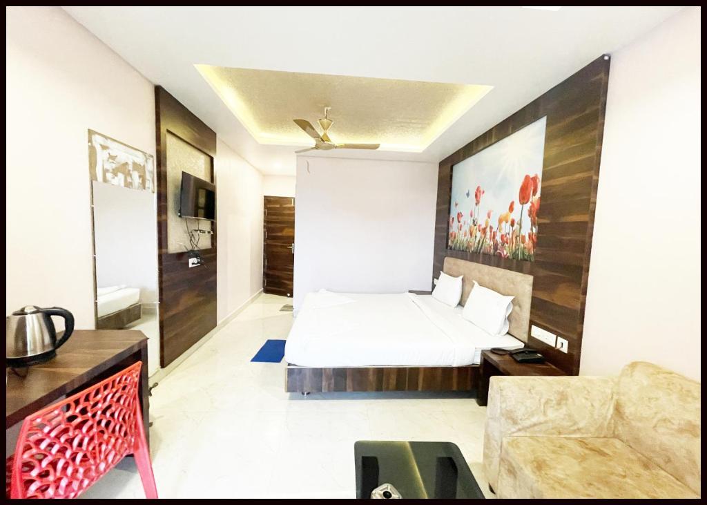 TV a/nebo společenská místnost v ubytování HOTEL R&R Near Sea Beach - Jagannath Temple - fully Air Conditioned hotel at Prime Location - Near Sea Beach and Temple - Hygiene & Spacious Room - with wifi- restaurant- LIFT- and- Parking- Luxuary Hotel