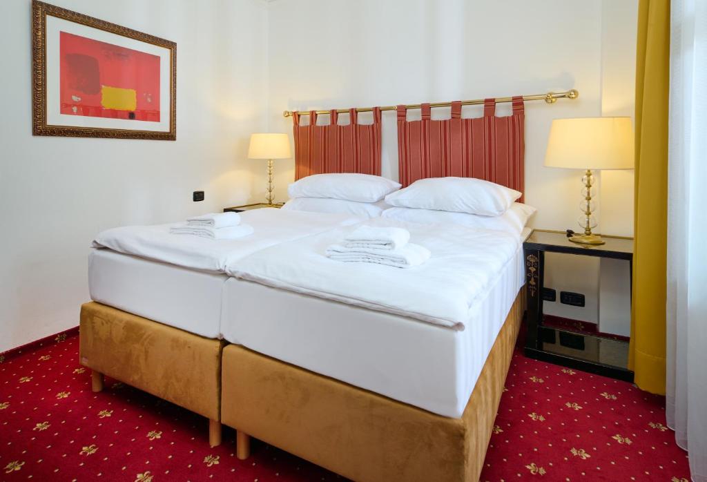 Postel nebo postele na pokoji v ubytování Hotel Bologna