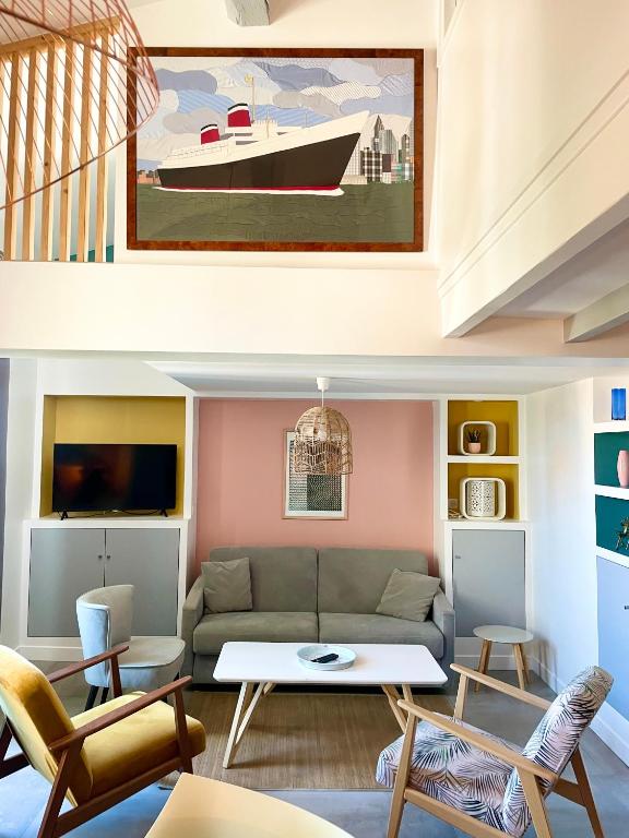 un salon avec un canapé et une table dans l'établissement ''Zarago 3'' T3 Design en Duplex à 2 pas du centre ville, à Sète