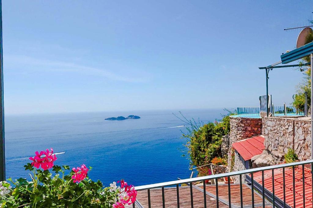 une vue sur l'océan depuis une maison dans l'établissement AMORE RENTALS - Villa Vanessa, à Positano