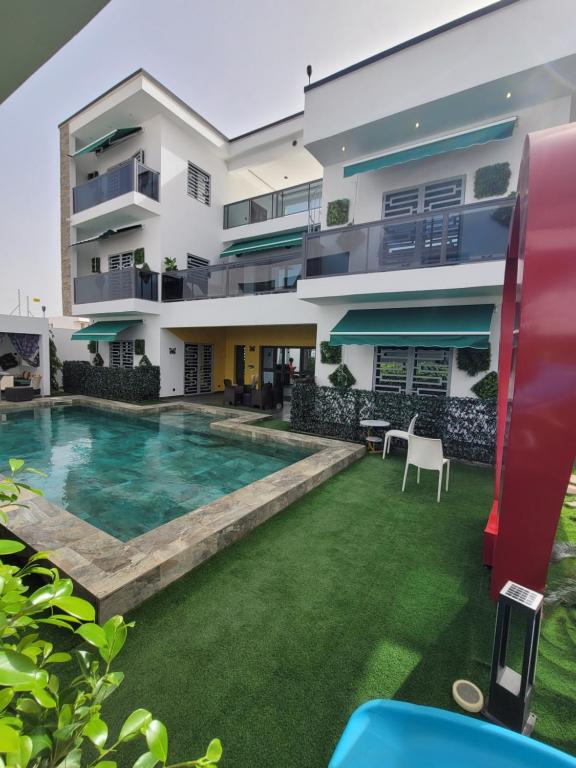 Vista exterior de un edificio con piscina. en Villa à louer, en Saly Portudal