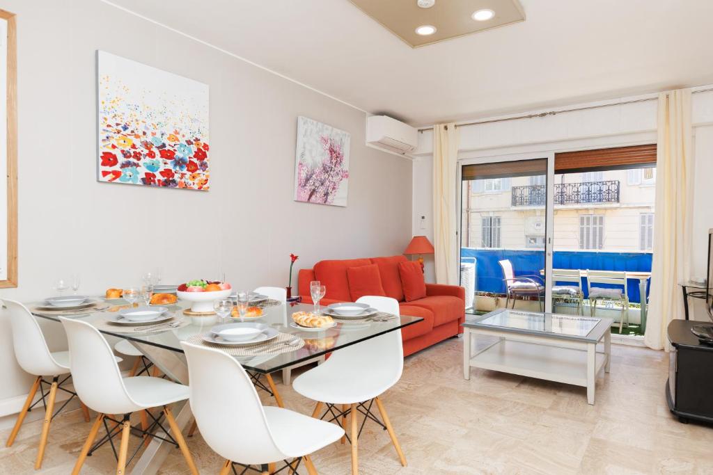 une salle à manger et un salon avec une table et des chaises dans l'établissement Immogroom - 2 Br - Bright - Wifi - Terrace - AC, à Cannes